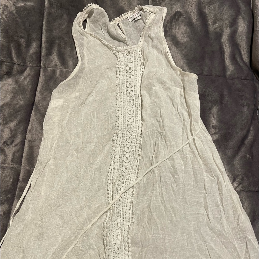White sleeveless blouse by Liz Lange maternity size medium